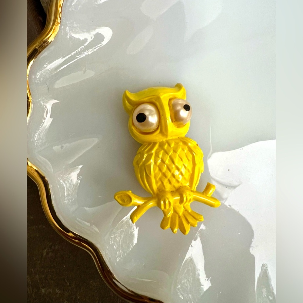 Vintage 50’s 60’s Mid Century Celluloid Plastic Google Eye Yellow Owl Brooch Pin